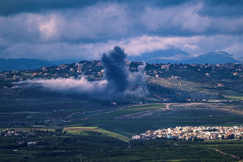 &copy; Reuters. De la fumée après une frappe d'Israël de l'autre côté de sa frontière avec le Liban, vue depuis le nord d'Israël. /Photo prise le 10 avril 2024/REUTERS/Ayal Margolin