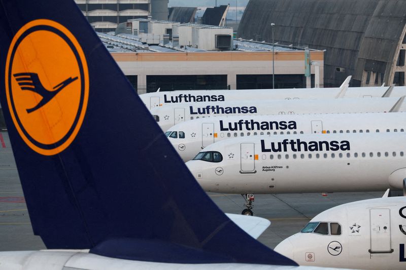 &copy; Reuters. طائرات ركاب تابعة لشركة لوفتهانزا الألمانية تقف داخل مطار فرانكفورت بألمانيا يوم السابع من مارس آذار 2024. تصوير: كاي فافنباخ - رويترز