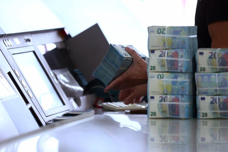 &copy; Reuters. A worker grabs a pack of 20-euro notes at the Bank of Portugal fortified complex in Carregado, Alenquer, Portugal, May 17, 2022. Picture taken May 17, 2022. REUTERS/Pedro Nunes/ File photo