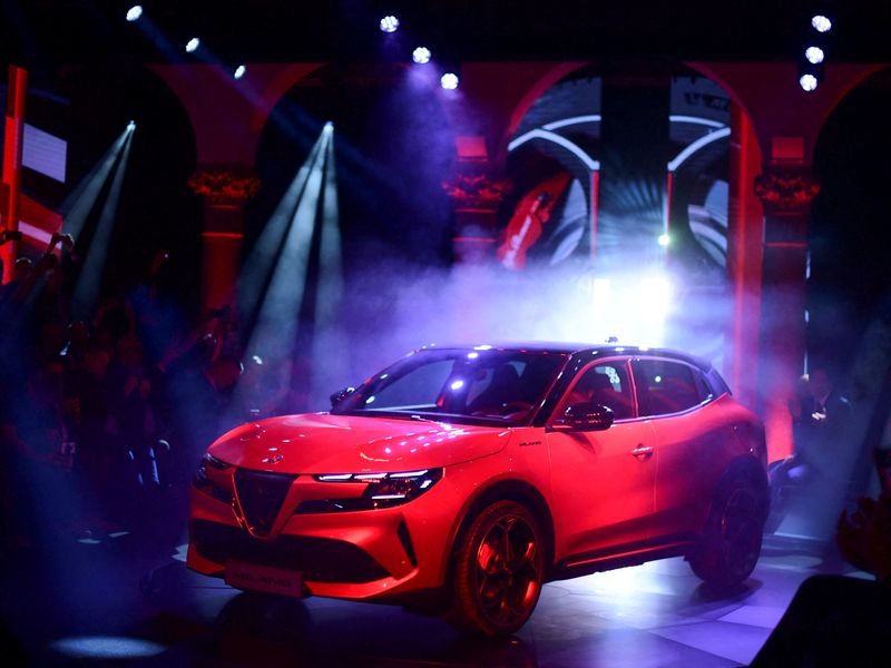 &copy; Reuters. Il marchio premium Alfa Romeo svela "Milano", la sua prima auto completamente elettrica (Ev), durante un evento a Milano, Italia, 10 aprile 2024. REUTERS/Daniele Mascolo