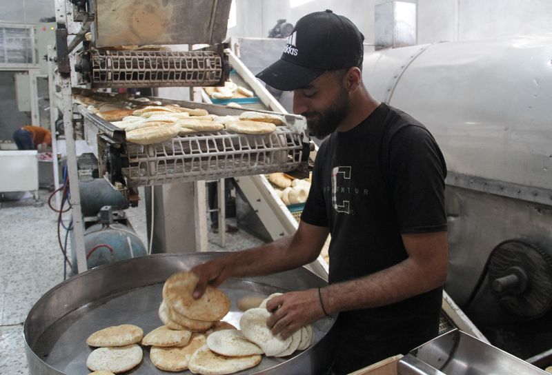 &copy; Reuters. فلسطينيي يجهز الخبز في مخبز عاد للعمل بعد إغلاقه لعدة أشهر بسبب نقص الدقيق والطاقة في مدينة غزة يوم 14 أبريل نيسان 2024. تصوير: محمود عيسى - رويت