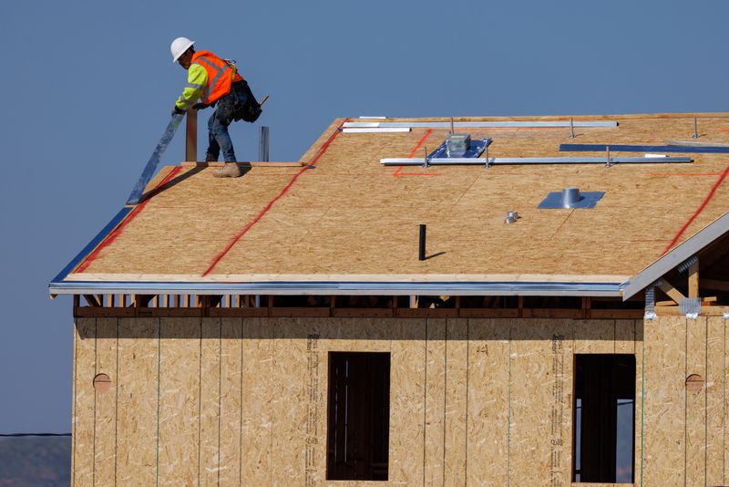 &copy; Reuters. FOTO DE ARCHIVO. Un trabajador durante la construcción de residenciales unifamiliares en Menifee, California, EEUU, el 28 de marzo de 2024. REUTERS/Mike Blake