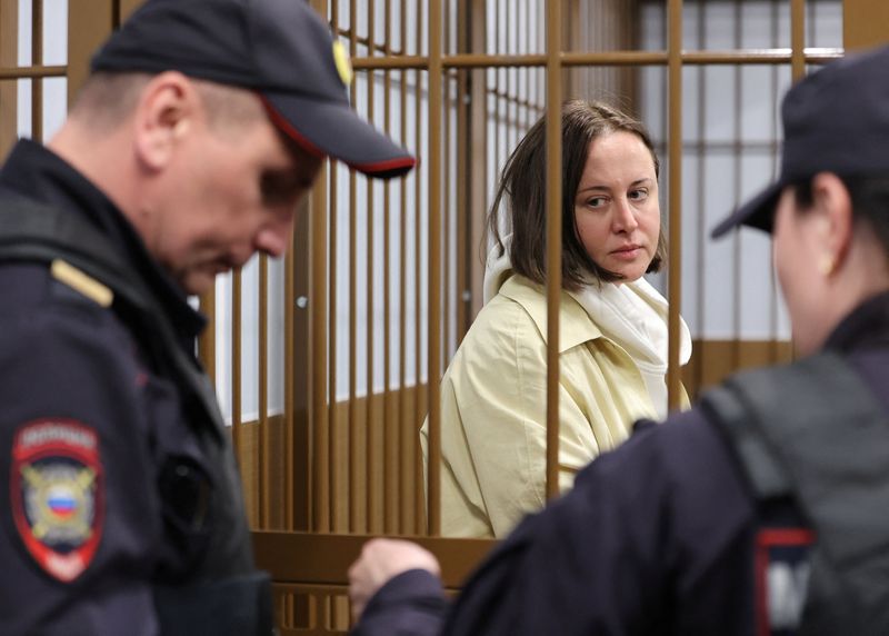 &copy; Reuters. Foto de archivo de la dramaturga rusa Svetlana Petriychuk, detenida por acusaciones de terrorismo, en una audiencia en Moscú 
May 5, 2023. REUTERS/Stringer/File Photo