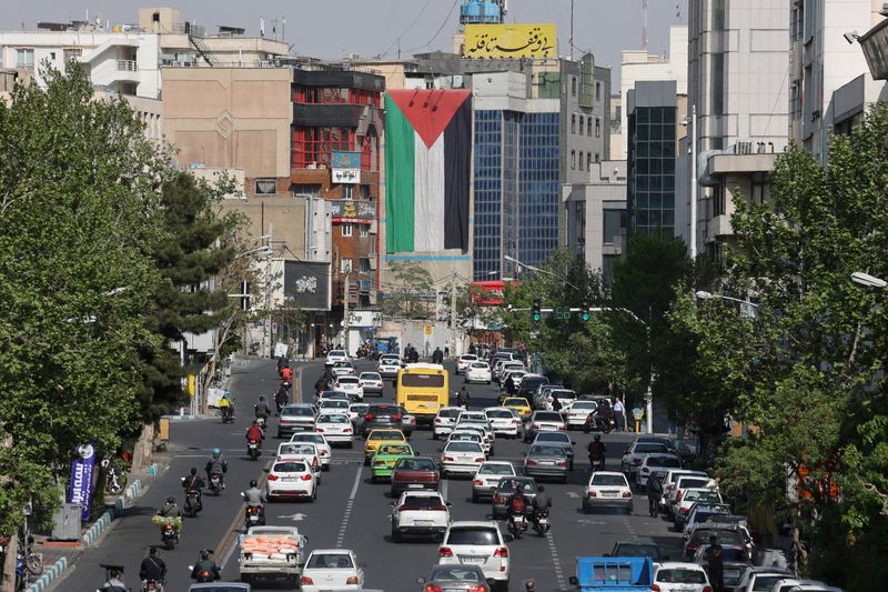 &copy; Reuters. A huge Palestinian flag is seen on a building in a street in Tehran, Iran April 15, 2024. Majid Asgaripour/WANA (West Asia News Agency) via REUTERS 
