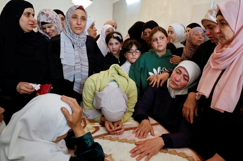 &copy; Reuters. Des personnes en deuil lors des funérailles du Palestinien Yazan Ishtayeh, tué lors d'un raid israélien, à Salim, près de Naplouse, en Cisjordanie occupée. /Photo prise le 15 avril 2024/REUTERS/Raneen Sawafta
