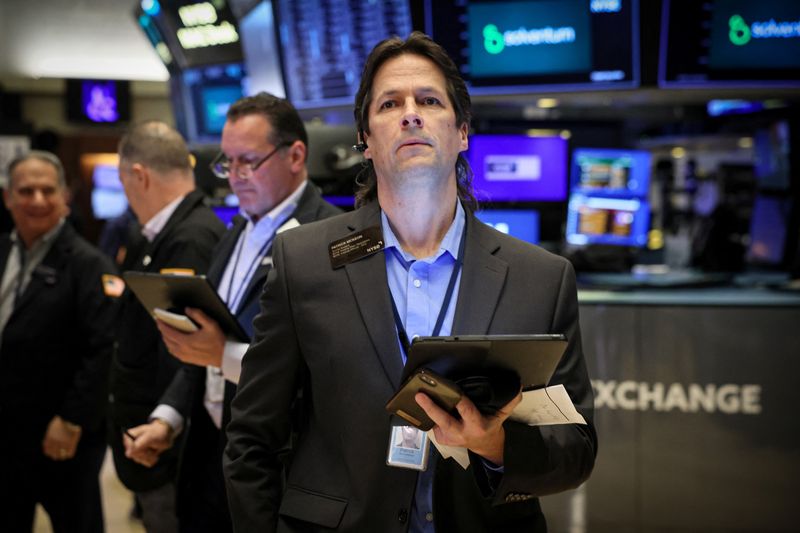 &copy; Reuters. Des traders à la Bourse de New York (NYSE) à New York, aux États-Unis. /Photo prise le 1er avril 2024/REUTERS/Brendan McDermid