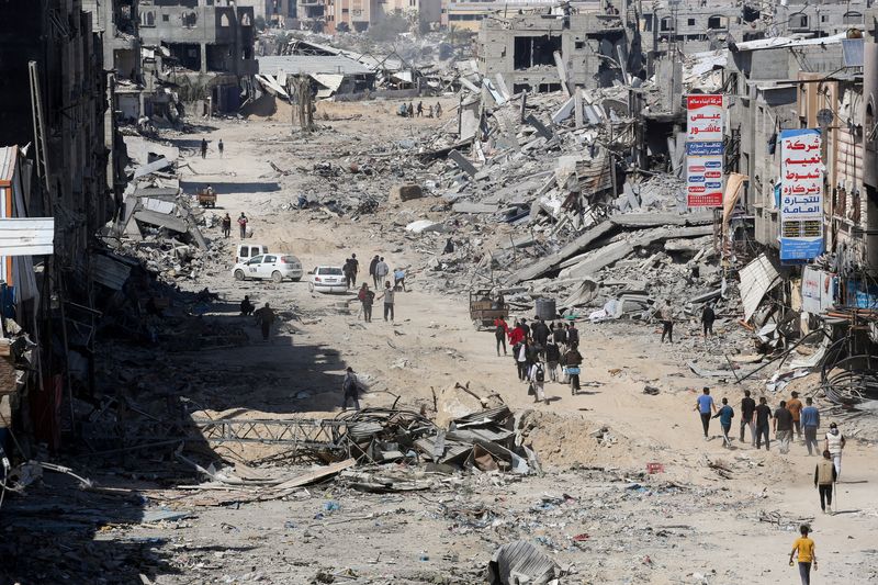 &copy; Reuters. فلسطينيون يسيرون وسط حطام منازل تدمرت القصف الإسرائيلي على قطاع غزة بخان يونس في جنوب القطاع يوم السابع من أبريل نيسان 2024. تصوير: أحمد زقوت - 