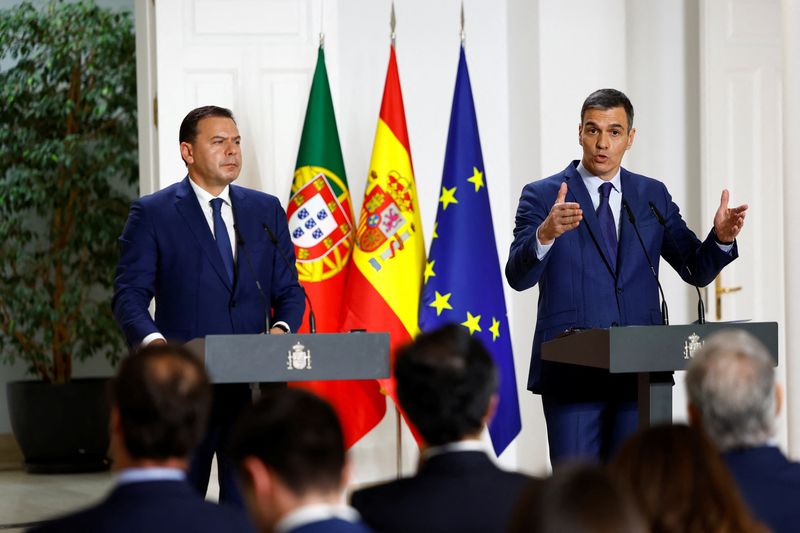 &copy; Reuters. رئيس الوزراء الإسباني بيدرو سانتشيث خلال مؤتمر صحفي مشترك مع رئيس وزراء البرتغال الجديد لويس مونتينيجرو في مدريد يوم 15 أبريل نيسان 2024. تصوي