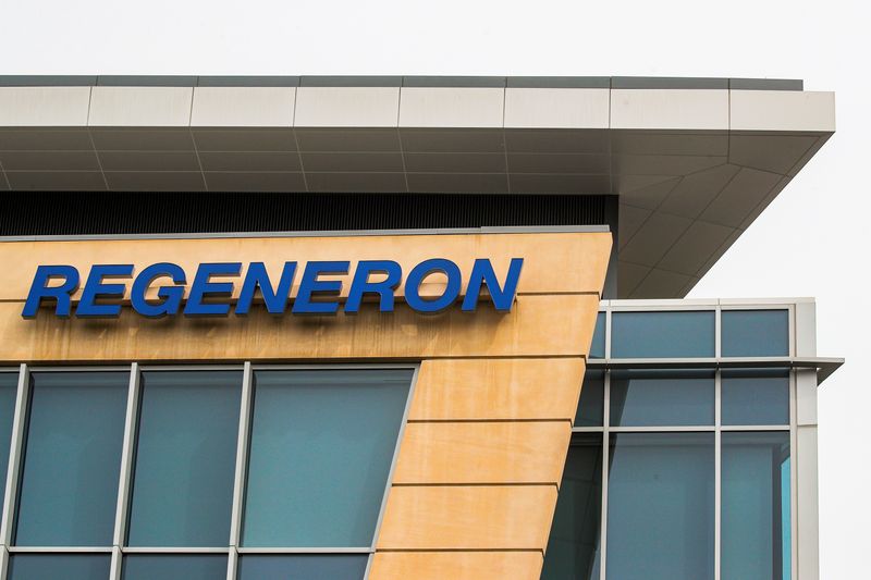 © Reuters. The Regeneron Pharmaceuticals company logo is seen on a building at the company's Westchester campus in Tarrytown, New York, U.S. September 17, 2020. REUTERS/Brendan McDermid/File Photo