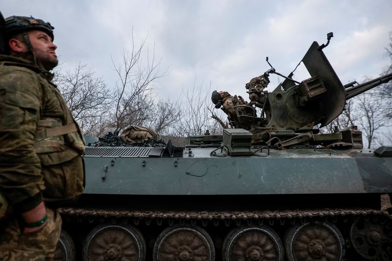 &copy; Reuters. ４月１５日、ウクライナのゼレンスキー大統領は、ロシアとの戦争を巡り、最前線の行動や同盟国からの兵器供給について軍司令官らと検討を行った。写真は前線で上空を監視するウクライ