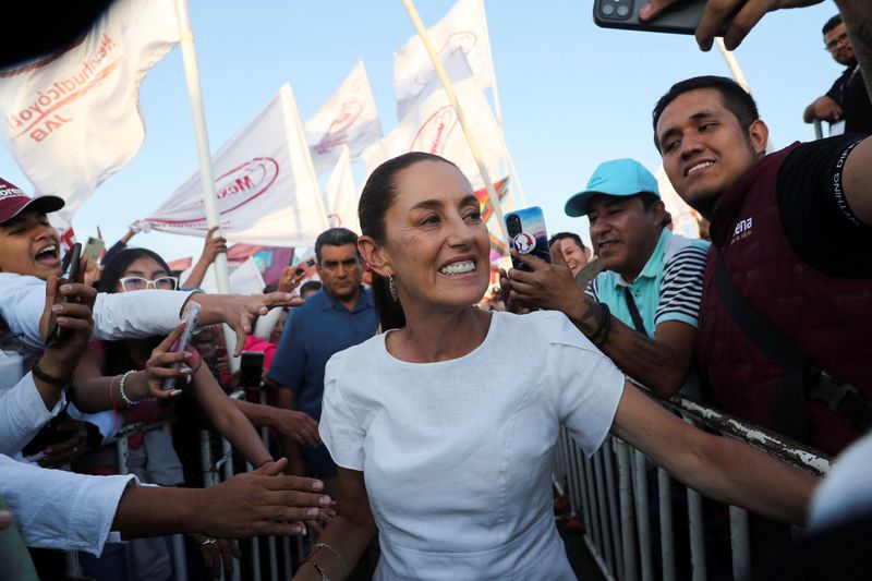 &copy; Reuters. FILE PHOTO: Presidential candidate of the ruling MORENA party Claudia Sheinbaum holds a campaign rally in Nezahualcoyotl, State of Mexico, Mexico April 9, 2024. REUTERS/Raquel Cunha/File Photo