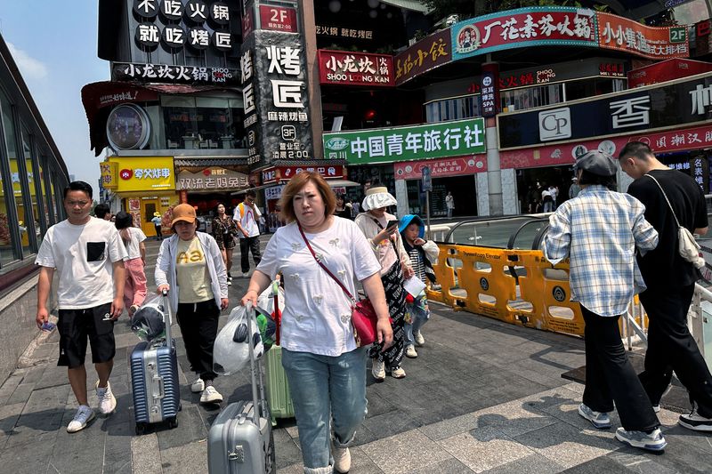 &copy; Reuters. People walk at a restaurant complex in Chengdu, Sichuan province, China April 13, 2024. REUTERS/Tingshu Wang