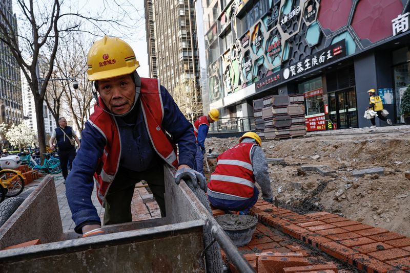 &copy; Reuters. FILE PHOTO: A worker labours at a construction site in Beijing, China April 9, 2024. REUTERS/Tingshu Wang/File Photo