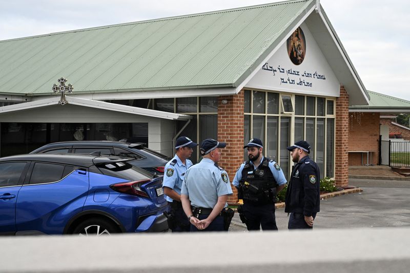 &copy; Reuters. 　４月１６日、オーストラリアの警察当局は、最大都市シドニー郊外の教会で司教らが刃物で刺された前日の事件について、宗教的な過激思想が背景にあるとみられるテロ行為だったとの見