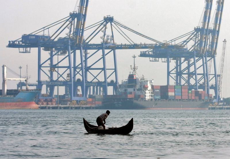 © Reuters. 　４月１５日、インド政府が発表した輸出入データによると、３月で終了した２０２３／２４年度の財（モノ）の輸出が４３７０億ドルと、前年度の４５１０億ドルから減少し、新型コロナウイルス禍で貿易が影響を受けた２０／２１年度以来の減少となった。写真はインドのコチにある港。２０１４年２月撮影（２０２４　ロイター／Sivaram V）
