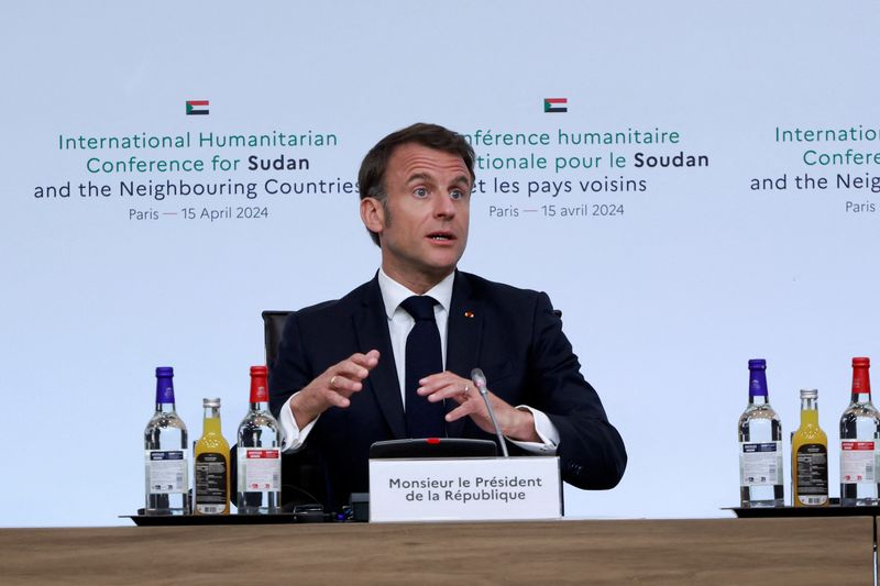 &copy; Reuters. フランスのマクロン大統領は１５日、７月２６日にセーヌ川で行う計画のパリ五輪開会式に関し、安全上の理由で必要となったケースを考慮し、代替案も検討していると述べた。代表撮影（