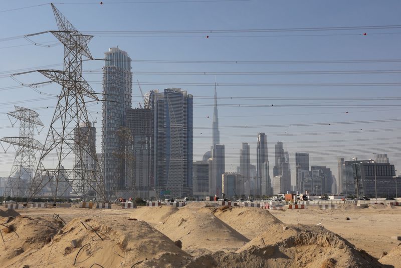 &copy; Reuters. موقع بناء في إمارة دبي بالإمارات بينما تظهر المباني الشاهقة وأبرزها برج خليفة أطول مبنى في العالم في يوم 24 يناير كانون الثاني 2024 . تصوير: عمر