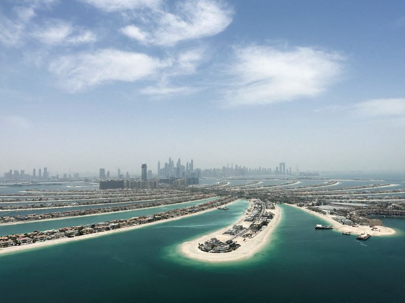 © Reuters. FILE PHOTO: General view of Palm Jumeirah development, in Dubai, United Arab Emirates, June 1, 2023. REUTERS/Abdelhadi Ramahi/File Photo