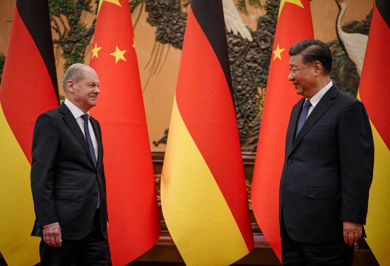 &copy; Reuters. الرئيس الصيني شي جين بينغ والمستشار الألماني أولاف شولتس خلال اجتماع في بكين في صورة من أرشيف رويترز.