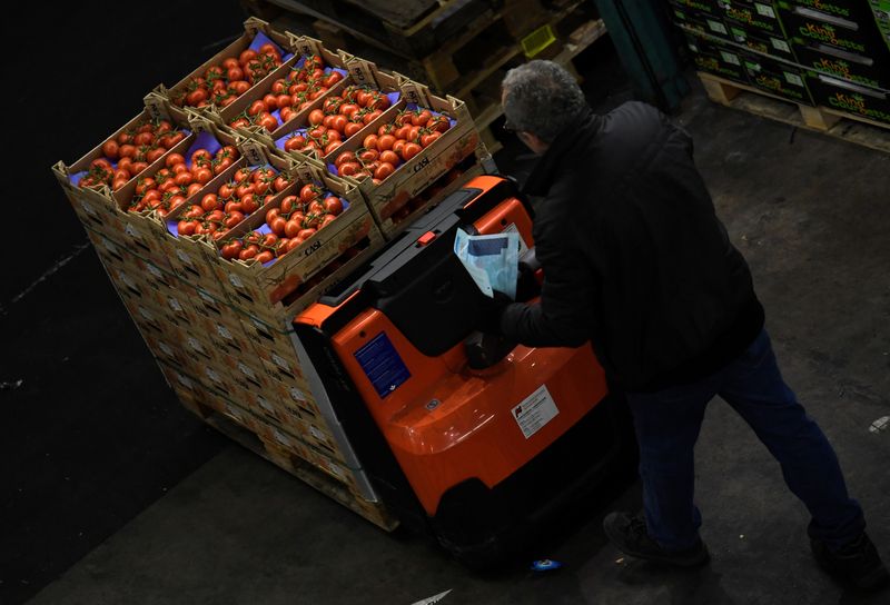 &copy; Reuters. FILE PHOTO: A worker moves some tomatoes at the wholesale fruits and vegetables market in Hamburg Germany March 13, 2018. REUTERS/Fabian Bimmer/File Photo