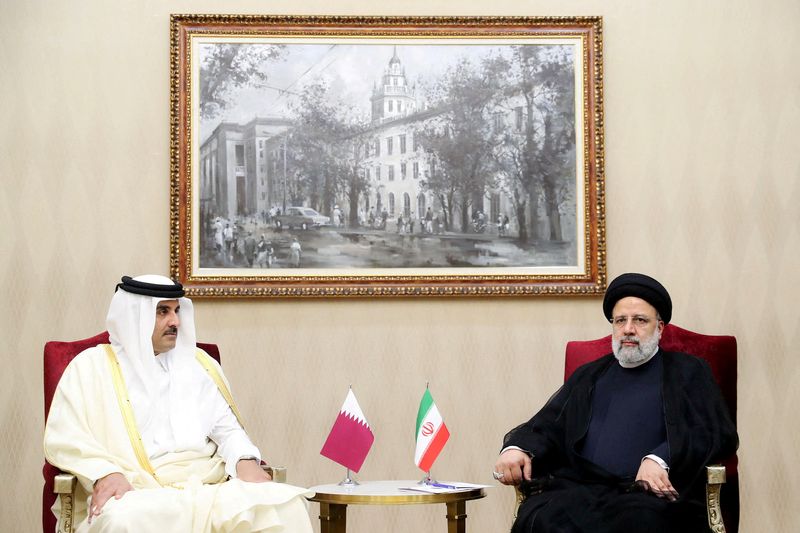 © Reuters. الرئيس الإيراني إبراهيم رئيسي وأمير قطر الشيخ تميم بن حمد آل ثاني خلال اجتماع في صورة من أرشيف رويترز.