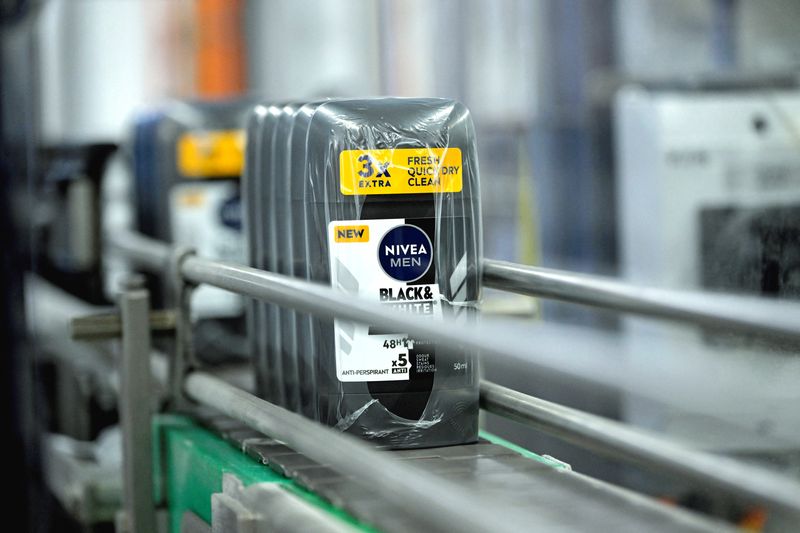 &copy; Reuters. Flaconi di Nivea su una linea di produzione nello stabilimento dell'azienda tedesca Beiersdorf ad Amburgo, Germania, 28 febbraio 2023. REUTERS/Fabian Bimmer/Foto d'archivio