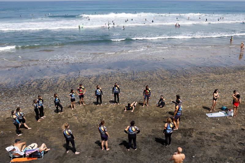 &copy; Reuters. A group of tourists attend a surf class on Las Canteras Beach in Las Palmas de Gran Canaria, Spain, April 13, 2024. REUTERS/Borja Suarez