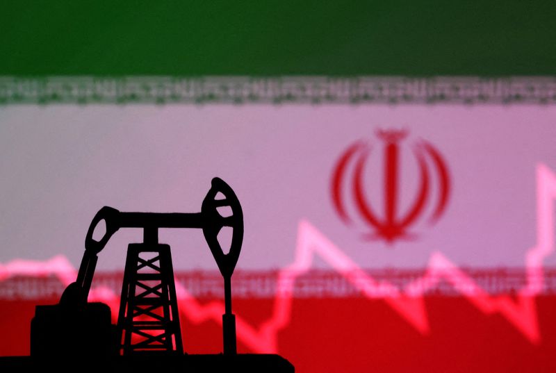 &copy; Reuters. نموذج مصغر لمضخة نفط ومؤشر البورصة أمام العلم الإيراني في صورة اوضيحية التقطت بتاريخ التاسع من أكتوبر تشرين الأول 2023.  تصوير: دادو روفيتش - ر