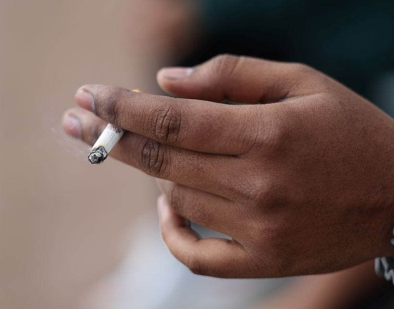 &copy; Reuters. FILE PHOTO: A man holds his cigarette as he smokes in London, Britain, April 11, 2024. REUTERS/Isabel Infantes/File Photo