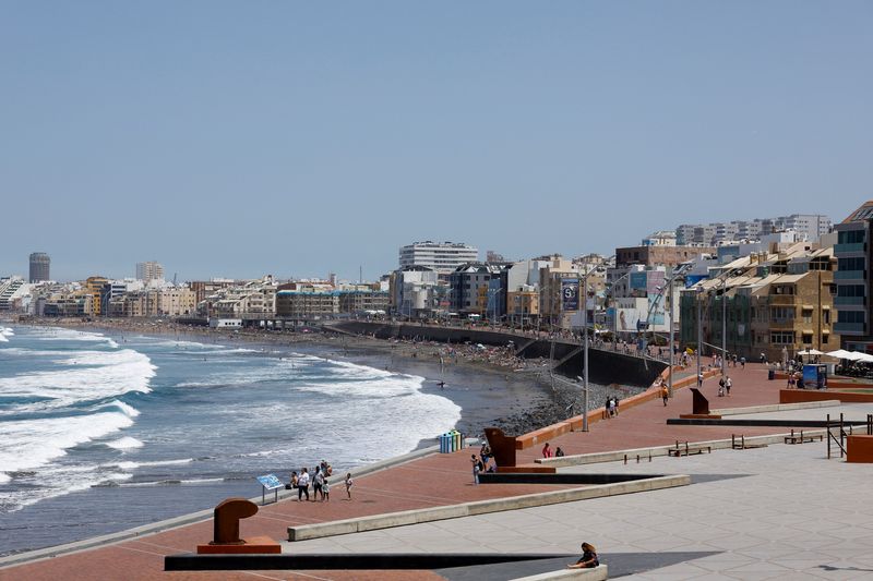 &copy; Reuters. Vista general de la playa de Las Canteras en Las Palmas de Gran Canaria, España, 13 de abril de 2024. REUTERS/Borja Suárez