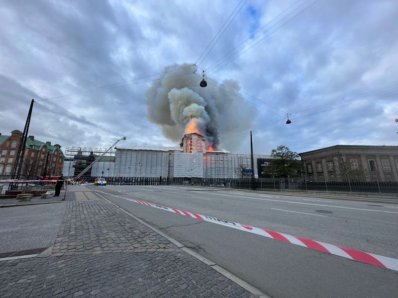 &copy; Reuters. Des volutes de fumée se dégagent lors d'un incendie à l'Old Stock Exchange, Boersen, à Copenhague, au Danemark. /Photo prise le 16 avril 2024/REUTERS/Tom Little