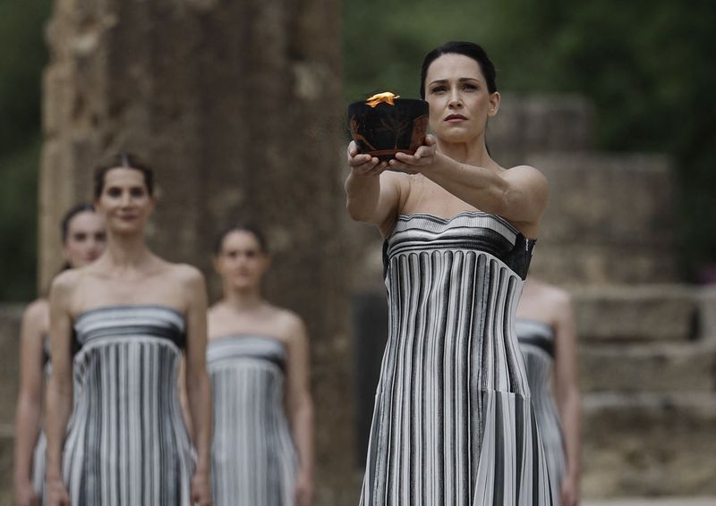 &copy; Reuters. Paris 2024 Olympics - Olympic Flame Lighting Ceremony - Ancient Olympia, Greece - April 16, 2024 Greek actress Mary Mina, playing the role of High Priestess, carries the flame during the Olympic Flame lighting ceremony for the Paris 2024 Olympics REUTERS/