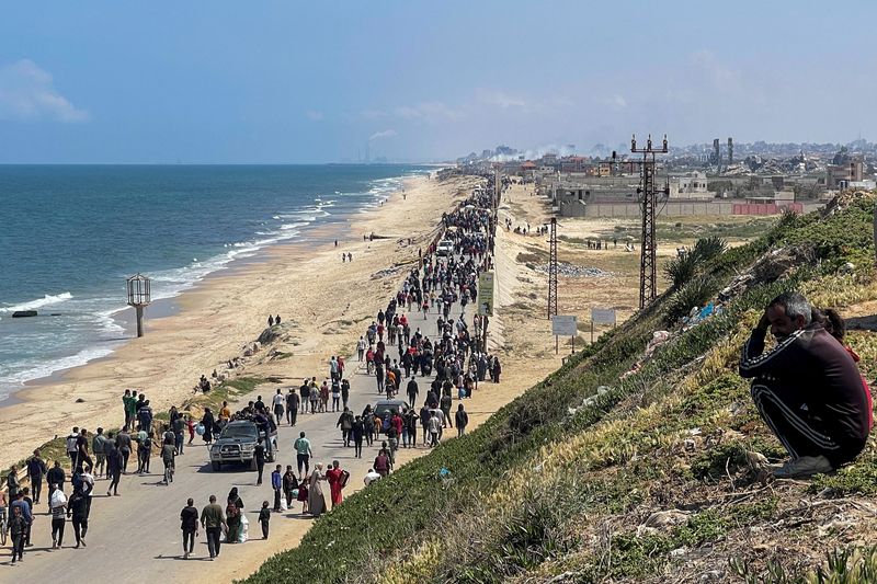 &copy; Reuters. Des Palestiniens, déplacés par l'offensive militaire israélienne sur le sud de Gaza, se frayent un chemin alors qu'ils tentent de retourner chez eux dans le nord de Gaza, vu depuis le centre de la bande de Gaza. /Photo prise le 14 avril 2024/REUTERS/Ra