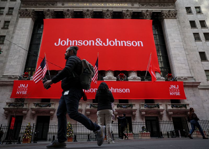 © Reuters. FILE PHOTO: A Johnson & Johnson banner is displayed on the front of the New York Stock Exchange (NYSE) in New York City, in New York City, U.S., December 5, 2023.  REUTERS/Brendan McDermid/File Photo