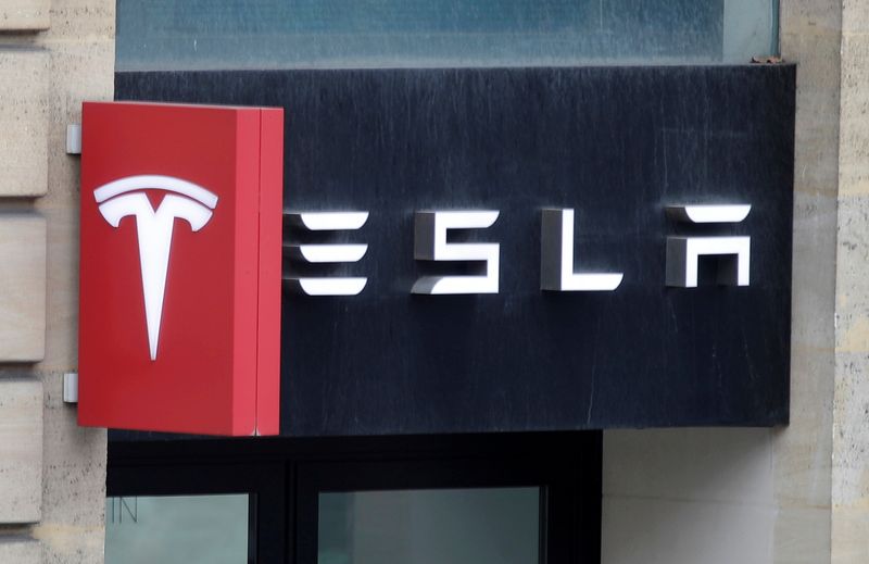&copy; Reuters. Le logo de Tesla est visible sur un magasin à Paris. /Photo prise le 30 octobre 2020/REUTERS/Charles Platiau
