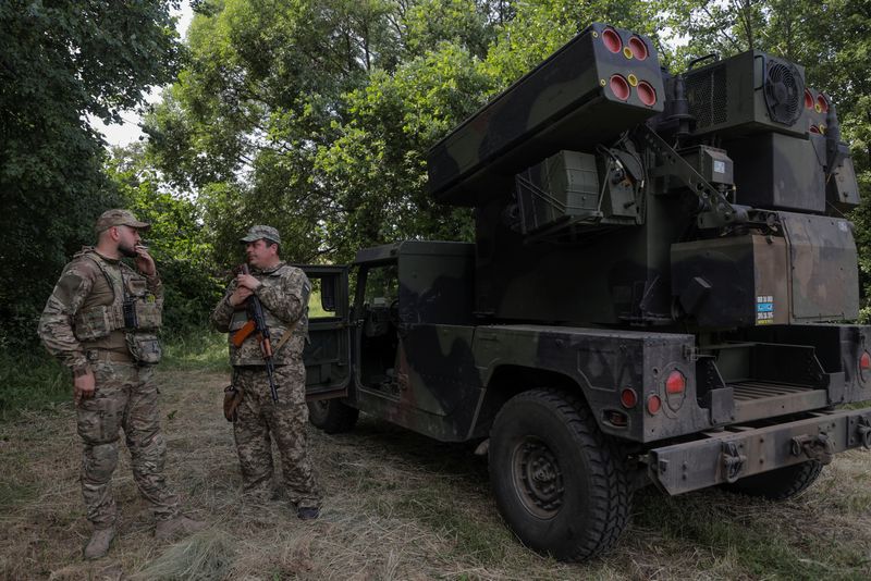 &copy; Reuters. FILE PHOTO: Ukrainian servicemen stand next to an AN/TWQ-1 Avenger mobile air defence missile system during their combat shift, amid Russia's attack on Ukraine, outside of Kyiv, Ukraine June 16, 2023. REUTERS/Anna Voitenko/File Photo