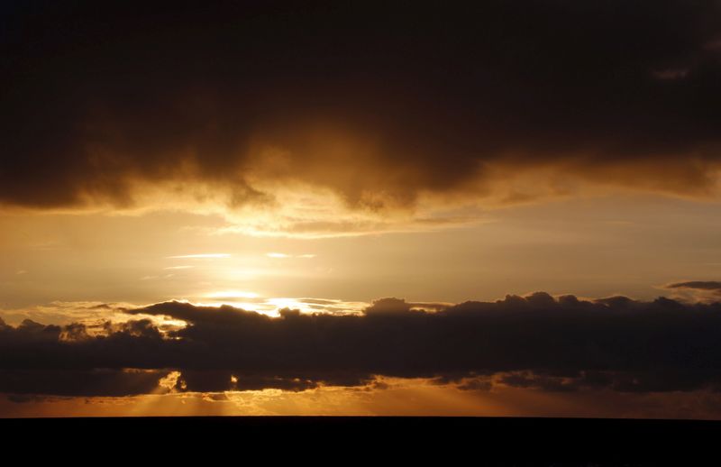 &copy; Reuters. La côte de l'océan Atlantique au coucher du soleil au Cap Ferret, dans le sud-ouest de la France. /Photo prise le 19 février 2016/REUTERS/Régis Duvignau