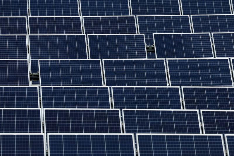 &copy; Reuters. Pannelli solari nel parco fotovoltaico installato da Engie a Marcoussis, vicino a Parigi, Francia, 12 febbraio 2024. REUTERS/Gonzalo Fuentes