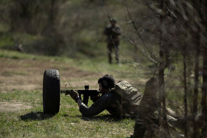 &copy; Reuters. A Ukrainian serviceman of the 58th brigade practices at a shooting range in the Donetsk region, amid Russia’s attack on Ukraine, April 7, 2024. REUTERS/Thomas Peter/File Photo
