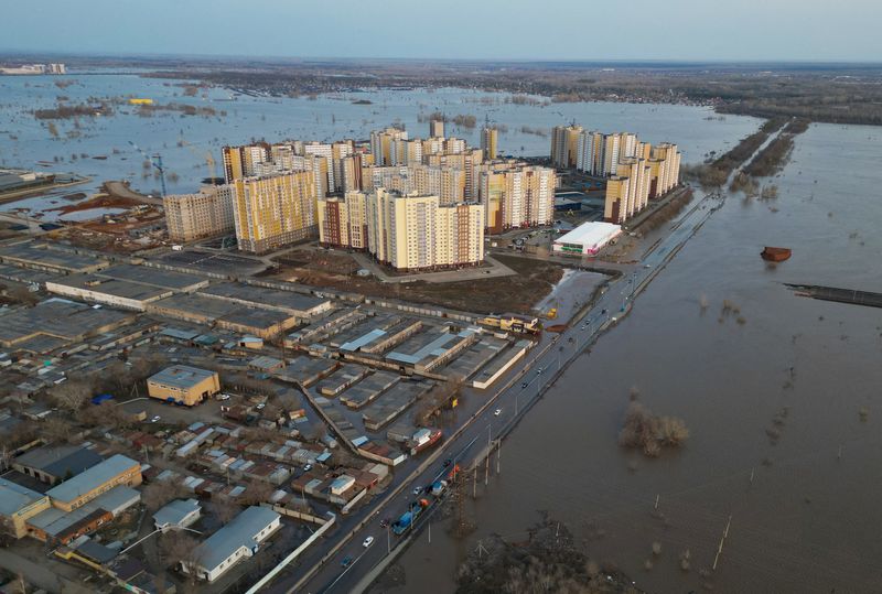 &copy; Reuters. FILE PHOTO: A drone view shows a flooded area around the Dubki residential complex in Orenburg, Russia, April 12, 2024. REUTERS/Stringer/File Photo