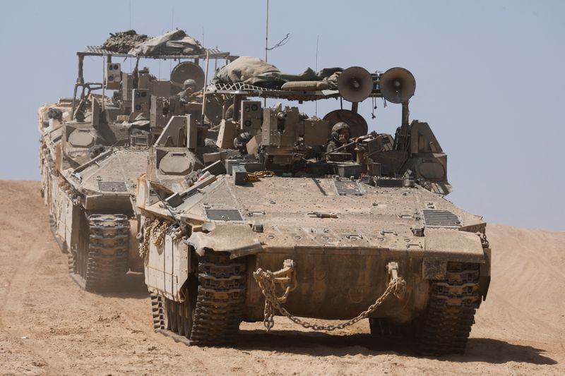 &copy; Reuters. Un mezzo corazzato israeliano (Apc) fa manovra vicino al confine tra Israele e Gaza, durante il conflitto in corso tra Israele e il gruppo islamista palestinese Hamas, in Israele, 15 aprile 2024. REUTERS/Amir Cohen