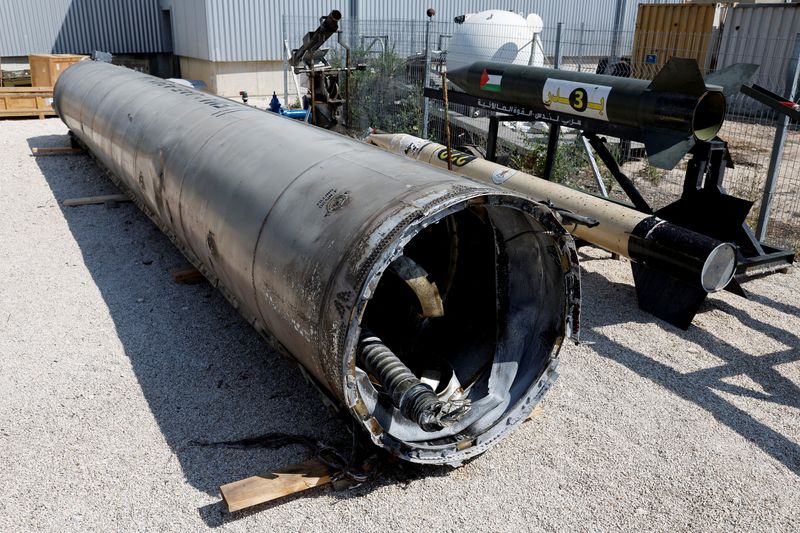 © Reuters. Israel's military displays what they say is an Iranian ballistic missile which they retrieved from the Dead Sea after Iran launched drones and missiles towards Israel, at Julis military base, in southern Israel April 16, 2024 REUTERS/Amir Cohen