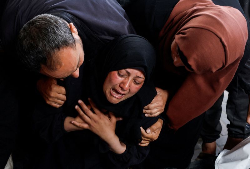 &copy; Reuters. A woman reacts next to the bodies of Palestinians (not pictured) killed in Israeli strikes, amid the ongoing conflict between Israel and the Palestinian Islamist group Hamas, in Rafah, in the southern Gaza Strip, April 16, 2024. REUTERS/Mohammed Salem    