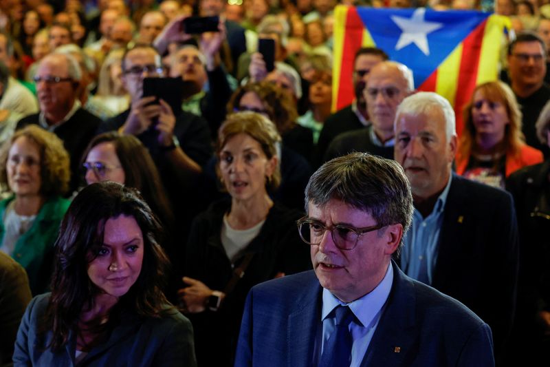 &copy; Reuters. Catalan separatist leader Carles Puigdemont and his wife Marcela Topor attend an event to announce his candidature with Junts Per Catalunya (Together for Catalonia) party for Catalonia's May 12 election, in Elne, France March 21, 2024. REUTERS/Albert Gea/