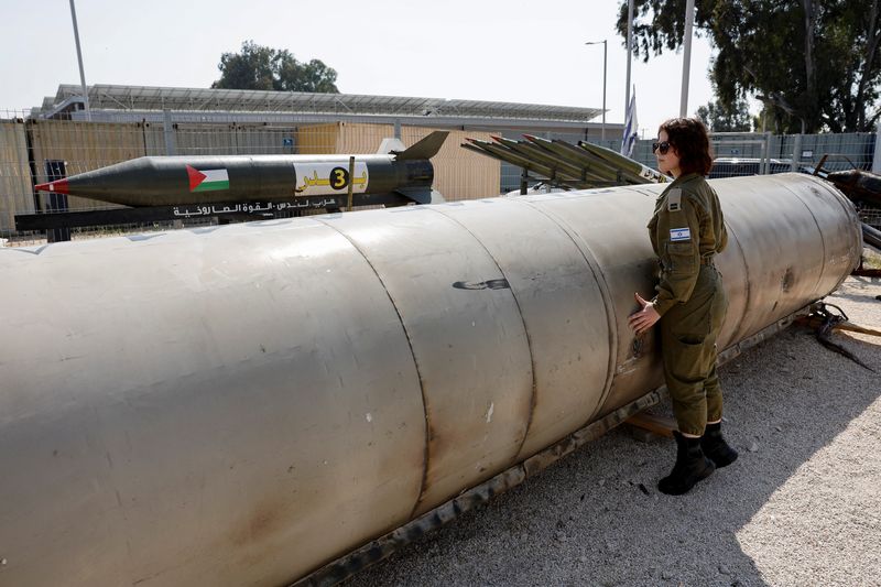 &copy; Reuters. Israel's military displays what they say is an Iranian ballistic missile which they retrieved from the Dead Sea after Iran launched drones and missiles towards Israel, at Julis military base, in southern Israel April 16, 2024. REUTERS/Amir Cohen