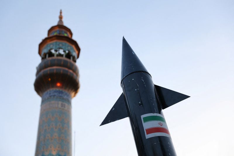 © Reuters. FILE PHOTO: A model of a missile is seen during a celebration following the IRGC attack on Israel, in Tehran, Iran, April 15, 2024. Majid Asgaripour/WANA (West Asia News Agency) via REUTERS/File Photo