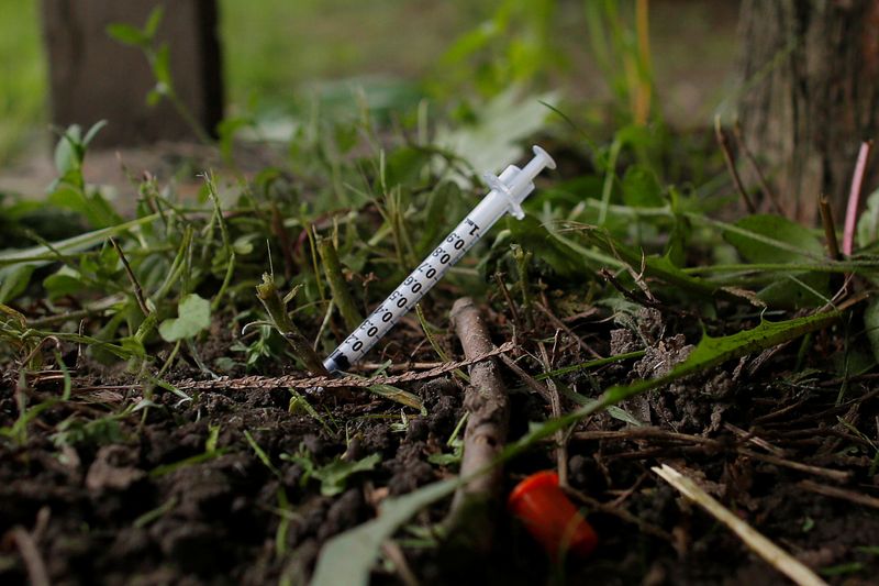 &copy; Reuters. FILE PHOTO: A used needle sits on the ground in a park in Lawrence, Massachusetts, U.S., May 30, 2017, where individuals were arrested earlier in the day during raids to break up heroin and fentanyl drug rings in the region, according to law enforcement o