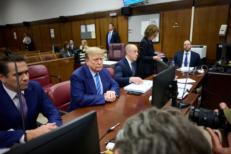 &copy; Reuters. El expresidente Donald Trump se sienta en la sala del tribunal con los abogados Todd Blanche y Emil Bove, en el segundo día de su juicio en el Tribunal Penal de Manhattan, Nueva York, Estados Unidos. 16 de abril 2024. Curtis Means/Pool vía REUTERS.