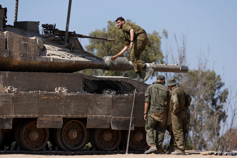 &copy; Reuters. جنود إسرائيليون قرب دبابة على مقربة من الحدود الإسرائيلية مع قطاع غزة يوم 15 أبريل نيسان 2024. تصوير: أمير كوهين - رويترز