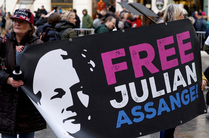 &copy; Reuters. FILE PHOTO: Supporters of WikiLeaks founder Julian Assange protest on the day he appeals in a British court against his extradition to the United States, in Vienna, Austria February 20, 2024. REUTERS/Leonhard Foeger/File Photo